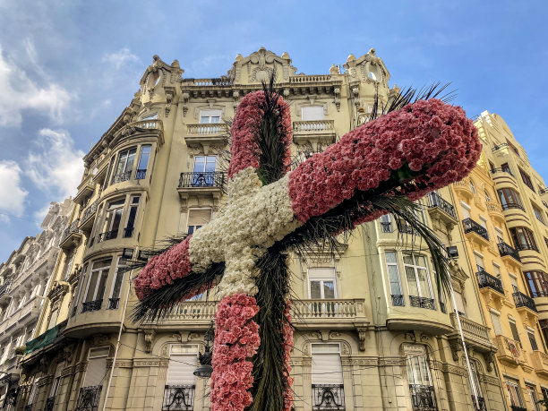 用鲜花做成的宗教十字架图片下载