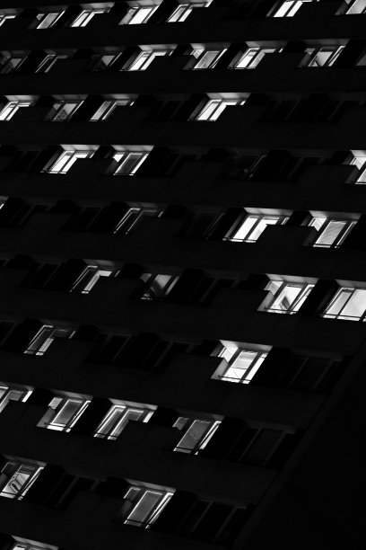 摩天大楼窗户上的灯光图片下载