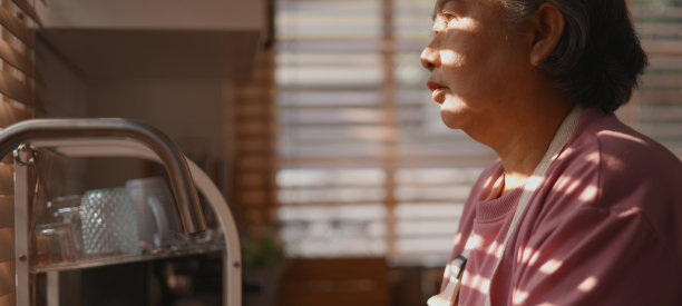 亚洲成熟女子一边心不在焉一边洗着手里的盘子图片下载