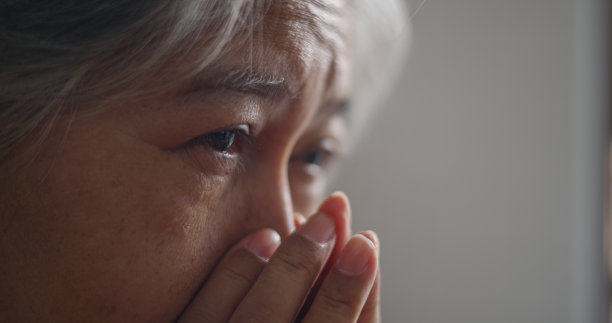 面对悲伤的女人感到孤独和哭泣图片下载