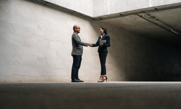 亚洲商业人士团队分析统计金融。商务人士男女团队在办公室开会、会议、讨论企业理念。图片下载