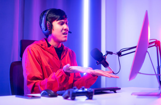 愤怒的亚洲玩家玩电脑。他在比赛中输了。错过了成为锦标赛冠军的机会。不高兴的印度人在网上流媒体视频游戏，输了。图片下载