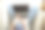 女性在家中手持笔记本电脑的近照图片下载
