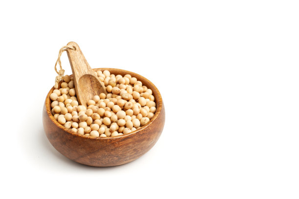 白底木碗配木勺装黄豆图片下载