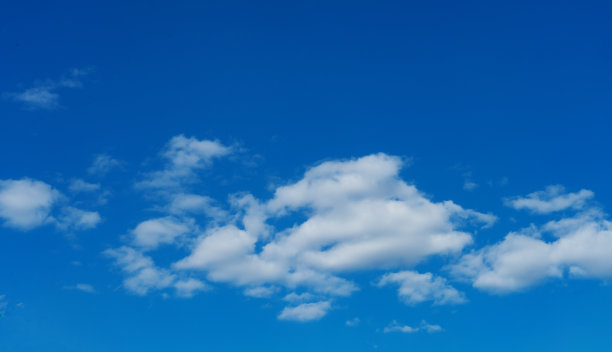 白色蓬松的云孤立在黑色的背景，剪贴画图片下载