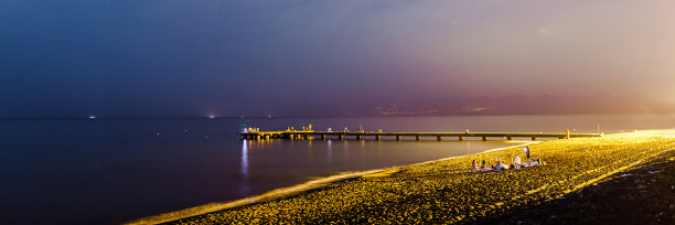 晚上的风景。海上的波浪。Agropoli。意大利。第勒尼安海。海滩。月球。月光。天上的星星图片下载