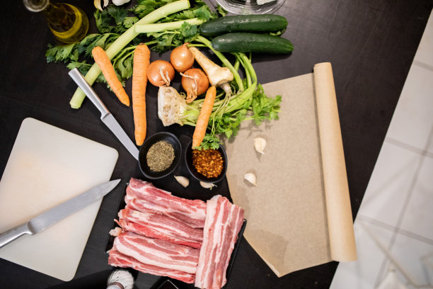 把生猪肉和牛肉片和蔬菜一起放在砧板上图片下载