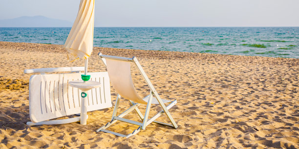 躺椅和海边的沙滩伞。Agropoli。意大利。第勒尼安海。夏天图片下载