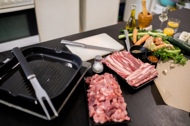 把生猪肉和牛肉片和蔬菜一起放在砧板上图片下载