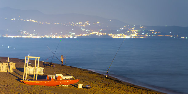 夜间大气景观。海上的波浪。Agropoli。意大利。第勒尼安海。海滩图片下载