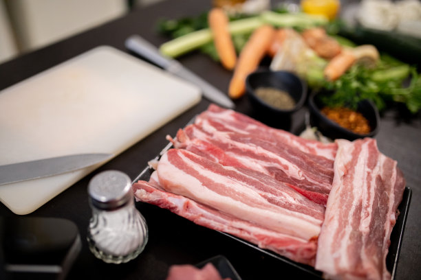 把生猪肉和牛肉片和蔬菜一起放在砧板上图片下载