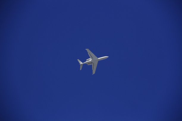 从下面拍摄的照片中，飞机穿过一片湛蓝而干净的天空图片下载