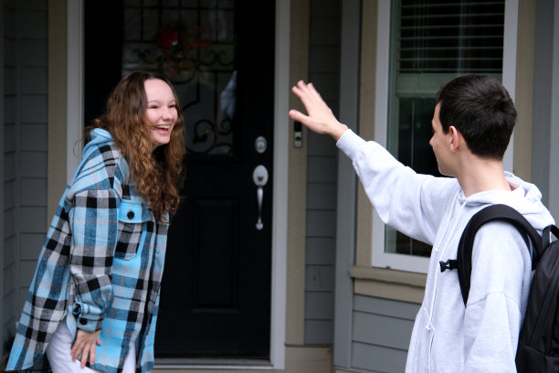 两个快乐的朋友在街上相遇和问候图片下载