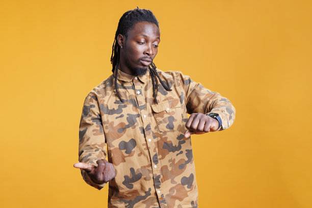 男人在担心时间图片下载