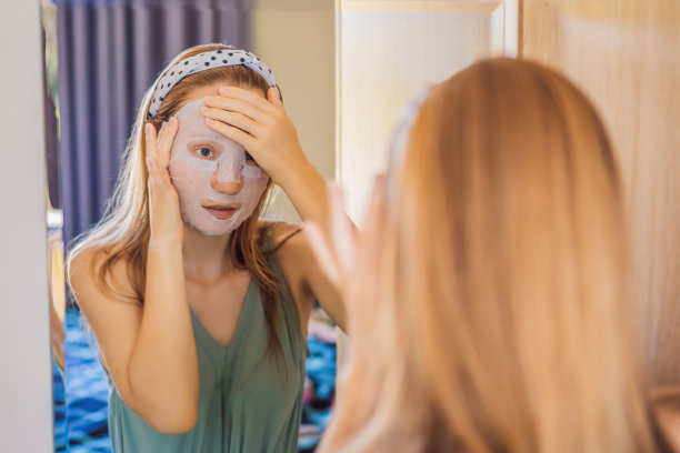 年轻的红发女子正在做面膜。美容护肤理念图片下载