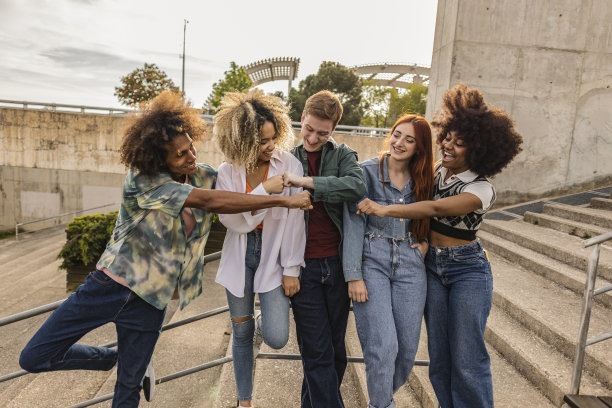 多元种族年轻人握手，快乐的生活方式，友谊的理念在多元文化的年轻人有乐趣的一天图片下载