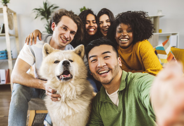 群不同的朋友在家里和狗一起自拍，生活方式多种族的人，千禧一代的朋友，-专注于亚洲男人-图片下载
