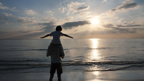 快乐的亚洲家庭在海滩上图片下载