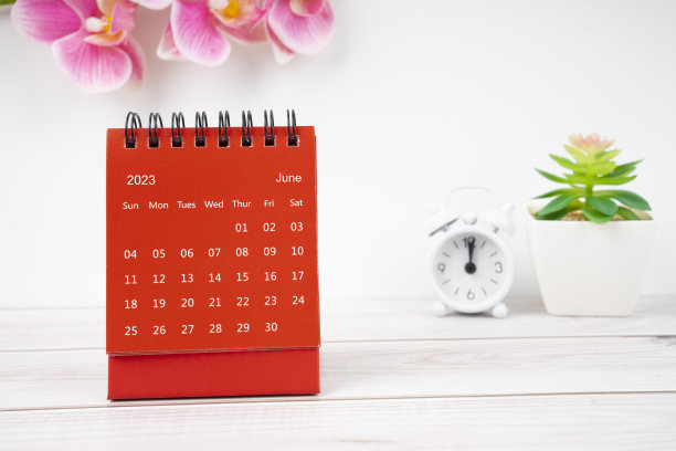 红历2023年6月。2023年台历，木底粉红色兰花。图片下载