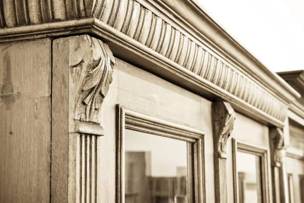 一个古老的雕刻意大利木制家具与花卉元素刚刚恢复的细节图片下载