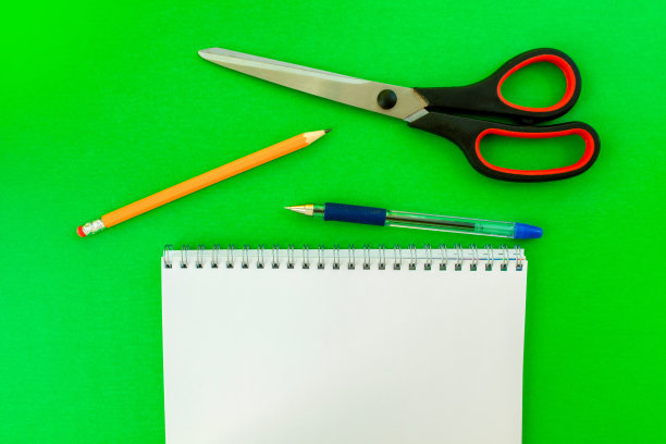 白色的笔记本，钢笔，铅笔和剪刀。图片下载