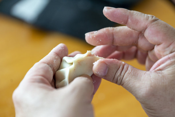 一位厨师正在包饺子图片下载