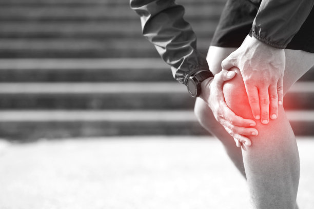 跑步者触摸疼痛扭曲或折断。运动员训练，上下楼梯事故。图片下载