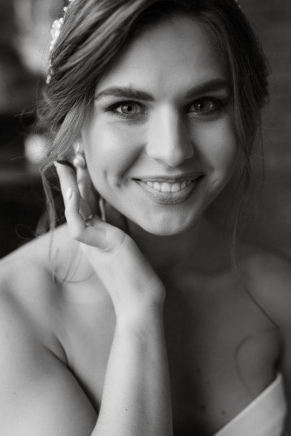 新娘在小屋里为婚礼做准备图片下载