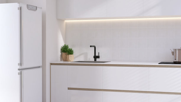 现代，干净，简约，豪华的白色木制厨房柜台，配有水槽，水龙头，室内植物，感应灶台，橱柜和冰箱，方形瓷砖溅背墙图片下载