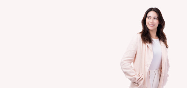 微笑快乐的年轻女商人看工作室复制空间表情丰富的面部表情展示你的产品美丽的商业女孩有想象力孤立在粉红色的背景上商业成功图片下载