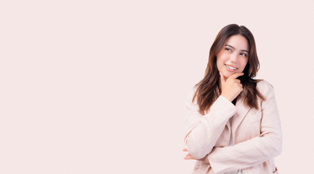 计划思考的年轻女子看着空白的空间思考的商务女士站在孤立的粉红色背景快乐的美女女孩思考盒子外的快乐的脸触摸她的下巴思考决定图片下载