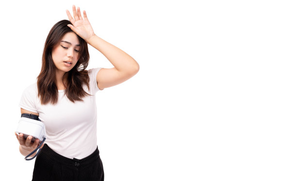 高血压或低血压保健医疗保健概念年轻的女士拿着血压监测仪她头晕目眩，感到昏厥生病的女孩把血压隔离在白色上图片下载