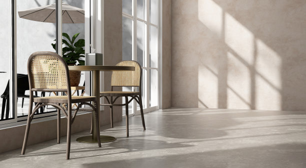 黑色闪亮的青铜不锈钢圆形咖啡桌，米色灰泥墙上的两木腿藤椅，阳光从玻璃窗照射进来，抛光的水泥地板，现代豪华的咖啡馆餐厅图片下载