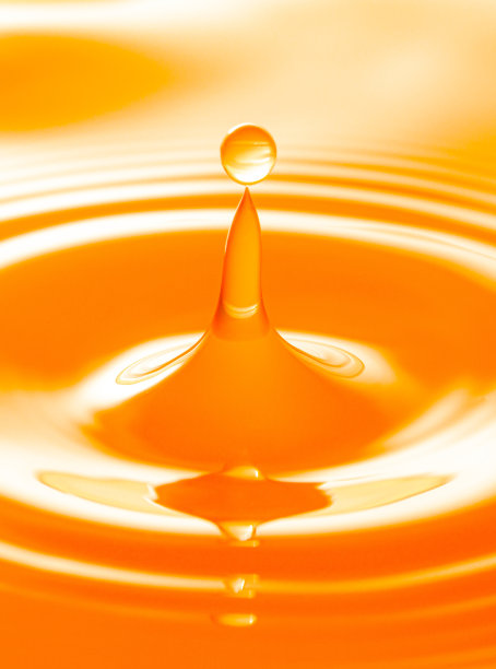 宏橙滴，宏橙水滴的质地，落在橙水中带飞溅，几滴橙汁后的波浪。图片下载
