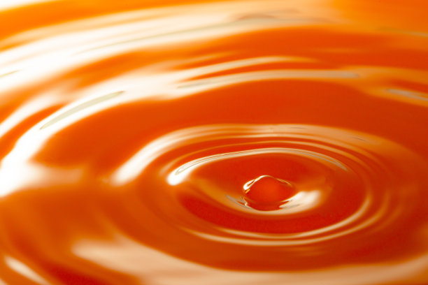 宏橙滴，宏橙水滴的质地，落在橙水中带飞溅，几滴橙汁后的波浪。图片下载