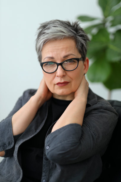 戴眼镜的愁容满面的中年妇女肖像图片下载