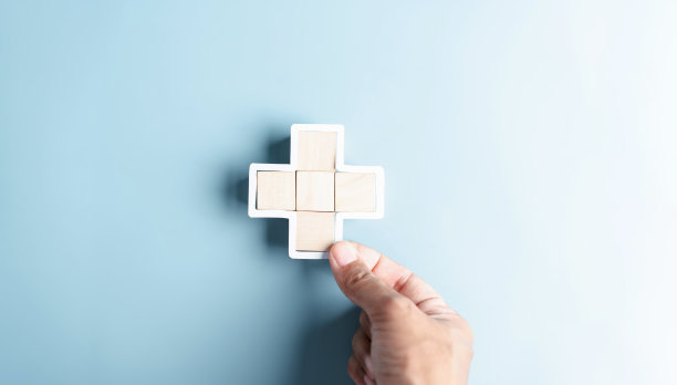 健康保险概念。手持加和保健的医疗图标，获得健康和福利的健康理念。图片下载