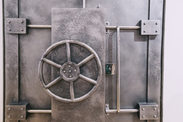 金属银行金库门-安全存款和安全的概念图片下载