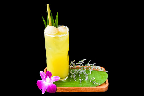 荔枝汁与切片的荔枝果实，与花隔离在黑色背景图片下载