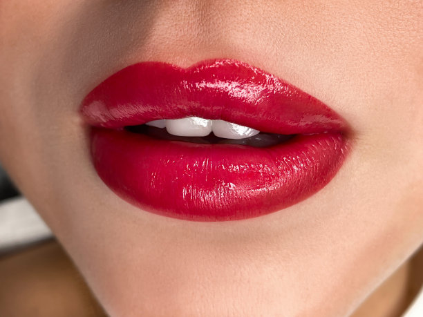 永久性感女人嘴唇纹身近身，口红效果化妆图片下载