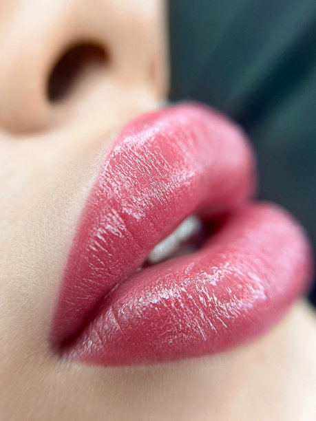永久性感女人的嘴唇纹身接近，口红的效果化妆图片下载