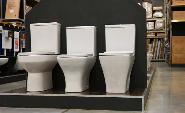 建筑材料超市里展示的新马桶。图片下载
