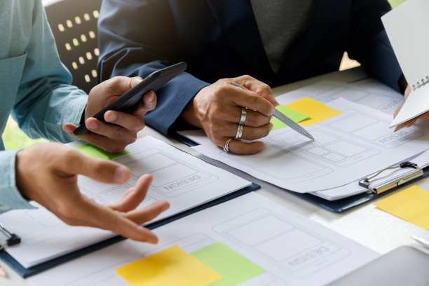 UX或UI设计师在设计他们的智能手机应用程序布局原型项目。图片下载