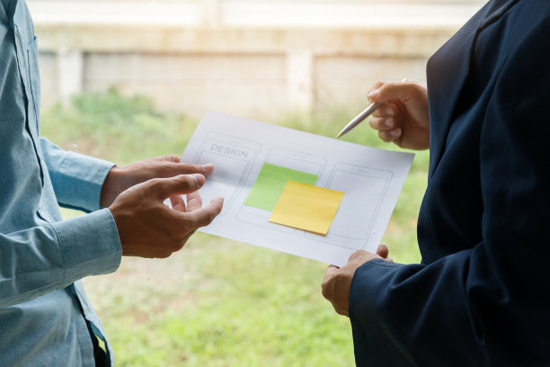 UX或UI设计师在设计他们的智能手机应用程序布局原型项目。图片下载