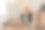 自信时尚的欧洲中年女性在工作场所使用笔记本电脑。时尚年长成熟的60多岁白发苍苍的女商人坐在办公桌旁。老板、领导、老师、专业工作者。图片下载