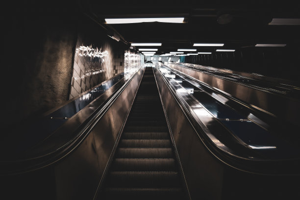 室内自动扶梯的近景图片下载