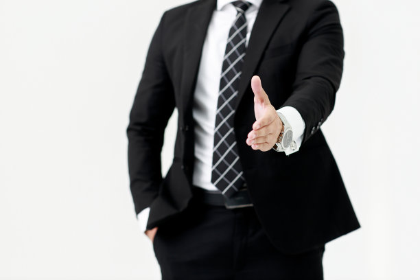 亚洲商人在白色背景的复印空间里准备握手，合伙人握手的概念。图片下载