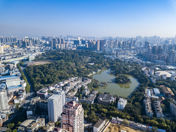 亚洲城市繁华高层建筑和中央绿地公园的航拍照片图片下载