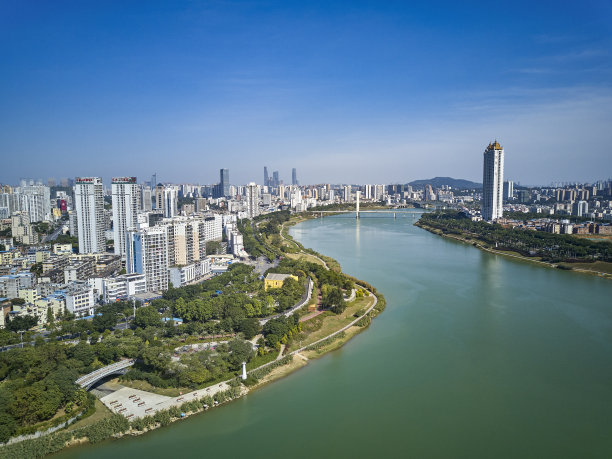沿河高层住宅区和城市跨河大桥的航拍照片图片下载