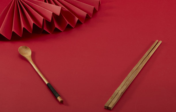 中国风格的红色背景和红色折扇和木勺和竹筷图片下载